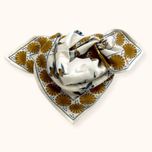 Petit foulard Manika Cerisier Fleur de Vanille de la marque Apaches Collections