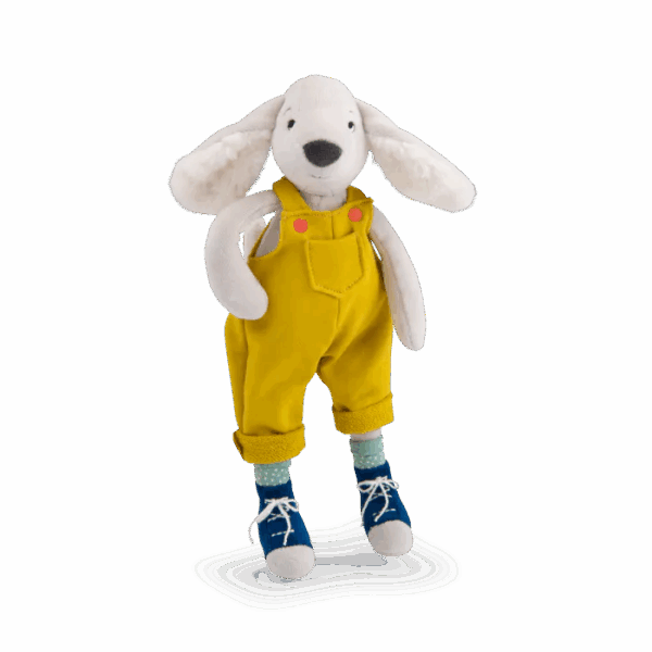 Détail de la salopette jaune de la peluche chien Pilou de la collection Puce & Pilou Moulin Roty.