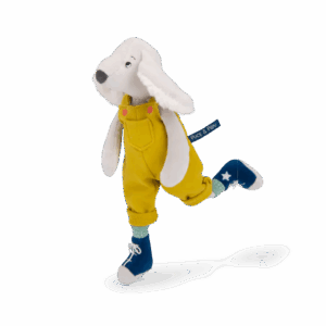 Vue de profil de la peluche chien Pilou jaune Moulin Roty, compagnon doux en salopette jaune pour les câlins de bébé.