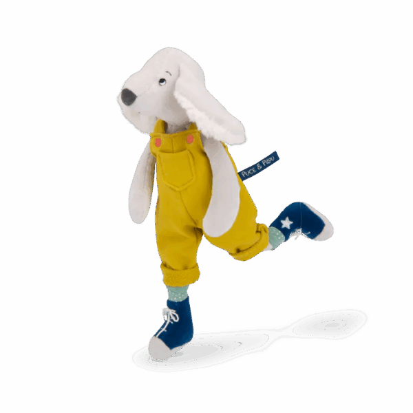 Vue de profil de la peluche chien Pilou jaune Moulin Roty, compagnon doux en salopette jaune pour les câlins de bébé.