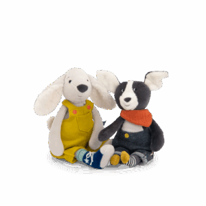 Vue de la peluche chien Pilou jaune assise Moulin Roty, compagnon doux en salopette jaune pour les câlins de bébé.