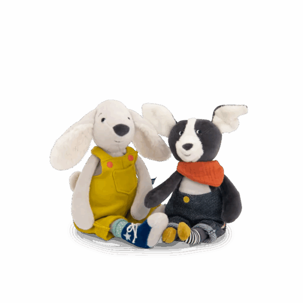 Vue de la peluche chien Pilou jaune assise Moulin Roty, compagnon doux en salopette jaune pour les câlins de bébé.