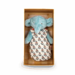 Bébé Pablo l’Éléphant allongé, prêt à jouer ou à écouter des histoires
