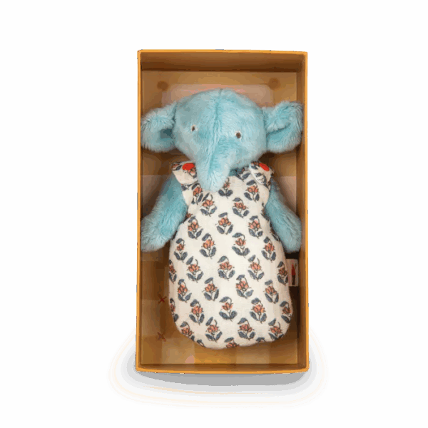 Bébé Pablo l’Éléphant allongé, prêt à jouer ou à écouter des histoires