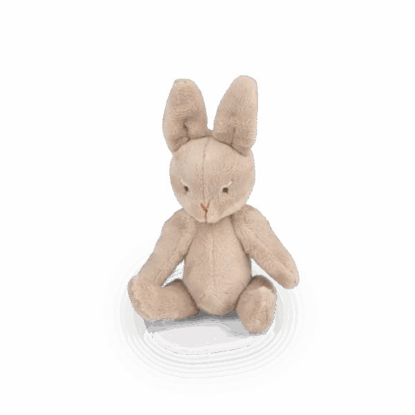 Bébé Nine la lapine assise, prête à jouer ou écouter une histoire