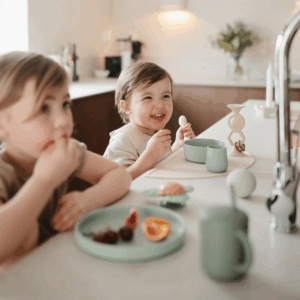 Mushie Silicone Starter Cup – gobelet d’apprentissage lesté a table