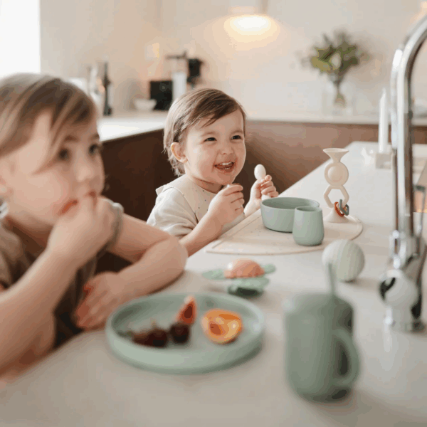 Mushie Silicone Starter Cup – gobelet d’apprentissage lesté a table