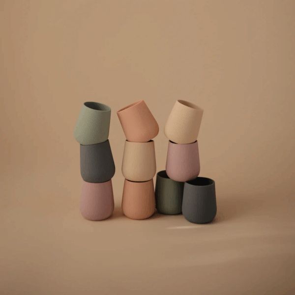 Collection de Mushie Silicone Starter Cups en teintes Tradewinds, Blush, Lilac, Cambridge Blue