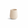 Mushie Silicone Starter Cup sable – gobelet d’apprentissage en silicone 100 % alimentaire