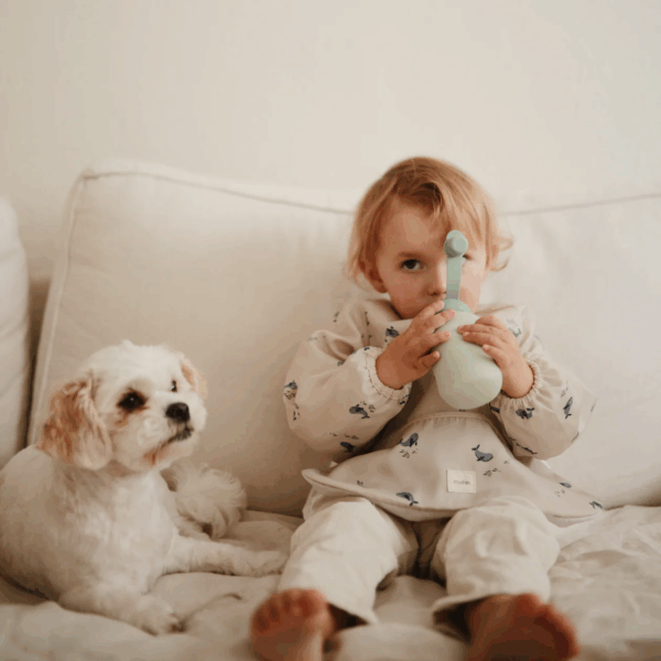 Gros plan sur le bouchon de la pâte Mushie Silicone Puree Pouch