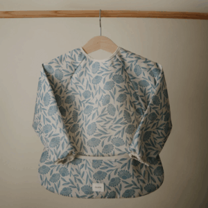 Velcro de fermeture du bavoir Mushie à l’arrière du cou
