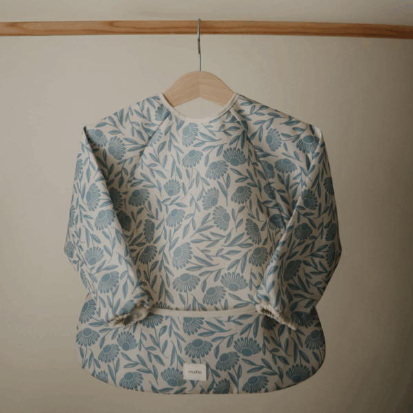 Velcro de fermeture du bavoir Mushie à l’arrière du cou