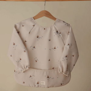Velcro de fermeture du bavoir Mushie à l’arrière du cou