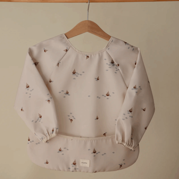 Velcro de fermeture du bavoir Mushie à l’arrière du cou