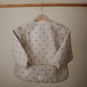 Velcro de fermeture du bavoir Mushie à l’arrière du cou