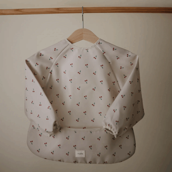 Velcro de fermeture du bavoir Mushie à l’arrière du cou