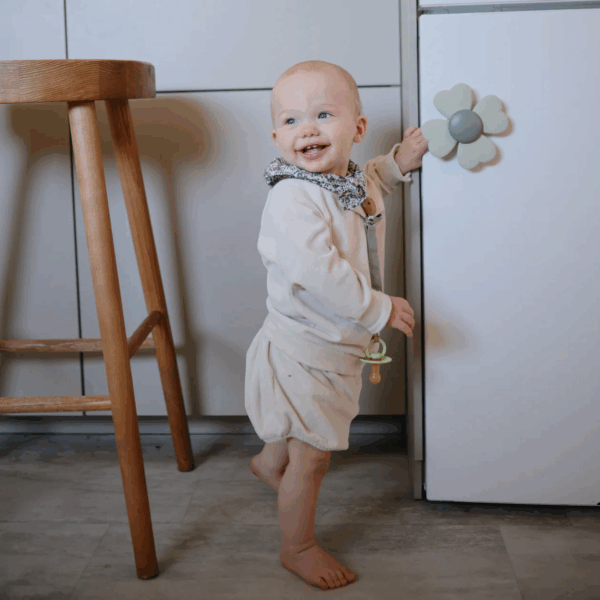 Mushie jouet tournant trèfle fixé par succion sur un frigo