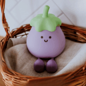 Veilleuse LED Mary’s aubergine posée sur un panier