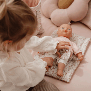 Accessoires inclus dans le sac à langer pour poupées Little Dutch : couche, matelas, bavoir