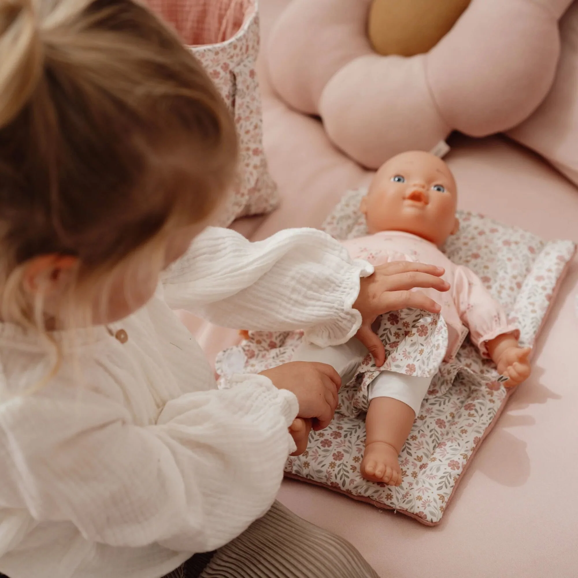 Accessoires inclus dans le sac à langer pour poupées Little Dutch : couche, matelas, bavoir