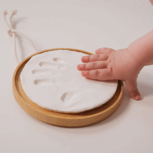 Médaillon en bois avec empreinte de bébé réalisée