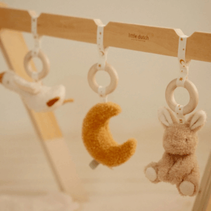 Gros plan sur les jouets suspendus du Baby Gym (textures, rubans)