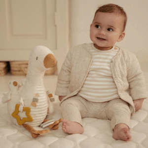 Bébé manipulant la peluche d’activités Oie Newborn