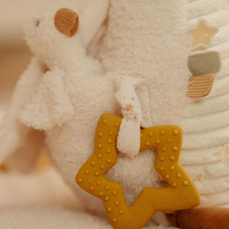 Gros plan sur les textures et étiquettes de la peluche Oie