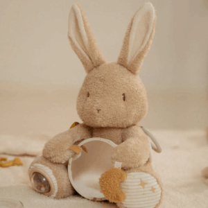 Peluche d’activités Lapin Sable Little Dutch dans une chambre bébé au décor apaisant