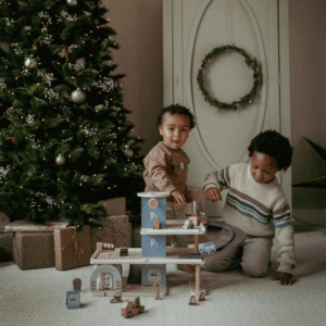 Enfant manipulant le Garage en bois Bleu Essentials Little Dutch dans l’espace jeu