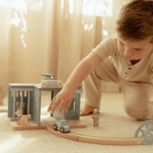 Enfant manipulant le commissariat de police en bois Bleu et accessoires Little Dutch