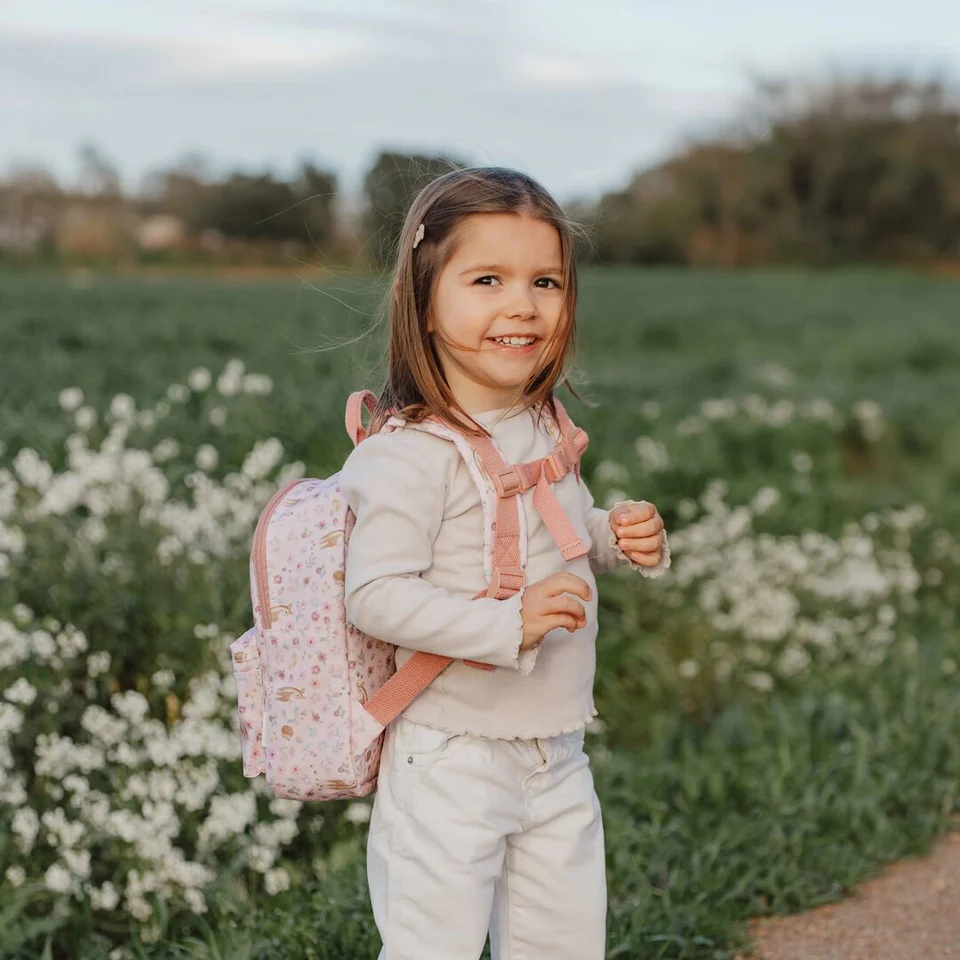 Petite fille portant le sac à dos Little Dutch Fairy Garden rose pour la rentrée