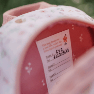 Intérieur du sac Little Dutch Fairy Garden avec élastiques pour gourdes et étiquette prénom