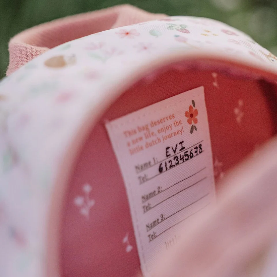 Intérieur du sac Little Dutch Fairy Garden avec élastiques pour gourdes et étiquette prénom