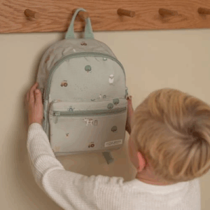 Enfant accrochant le sac à dos Little Dutch Little Farm vert durant la rentrée des classes