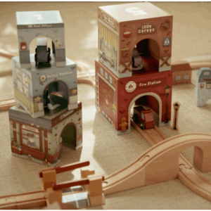 Enfant manipulant le set Blocs empilables voitures Little Dutch