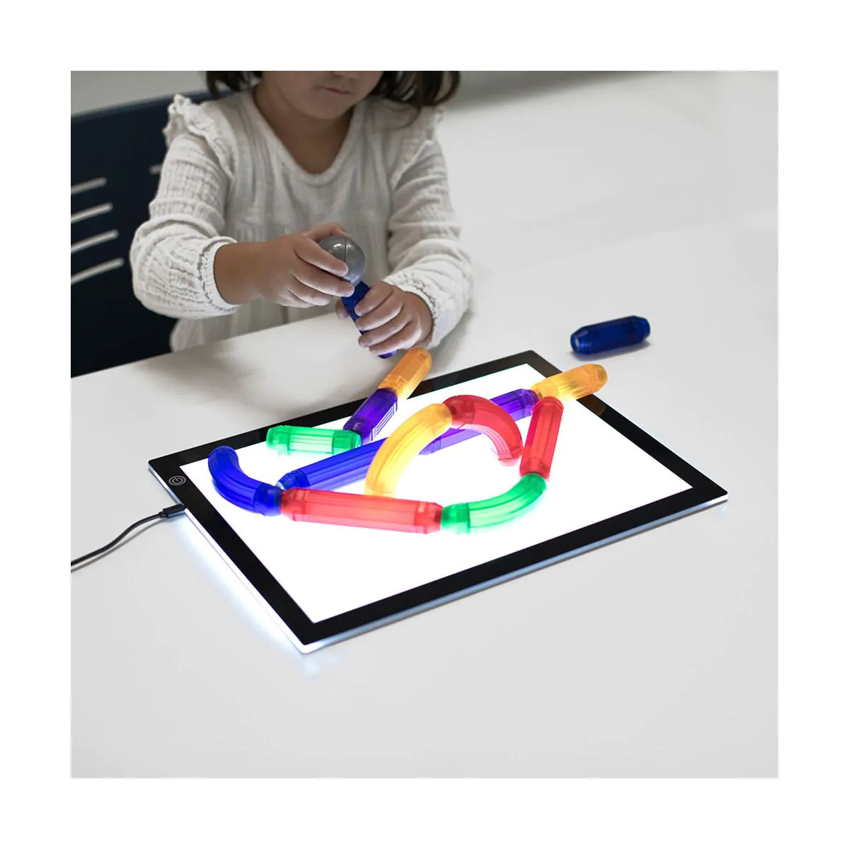 Enfant jouant avec le jeu magnétique Magnetics 36 Pièces Miniland