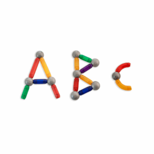 Détail des 36 pièces colorées alphabet du jeu magnétique Miniland