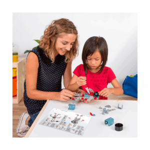 Enfant manipulant le kit Mecatech 106 PCS Miniland pendant une activité de construction
