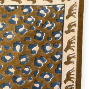 Grand foulard coton léopard tapenade a plat