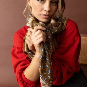 Foulard Léopard Tapenade noué autour du cou pour un look chic