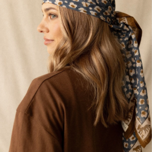 Foulard Dupatta en coton porté sur la tête en bandana