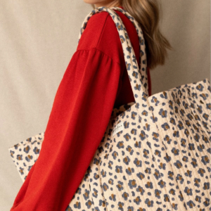 Cabas Samba motif léopard Macadamia porté épaule