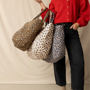 Détail coton matelassé du cabas Samba motif léopard Macadamia
