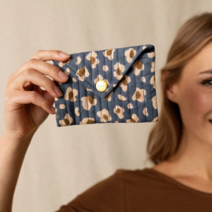 Détail fermeture de l’enveloppe Rava Léopard Météorite