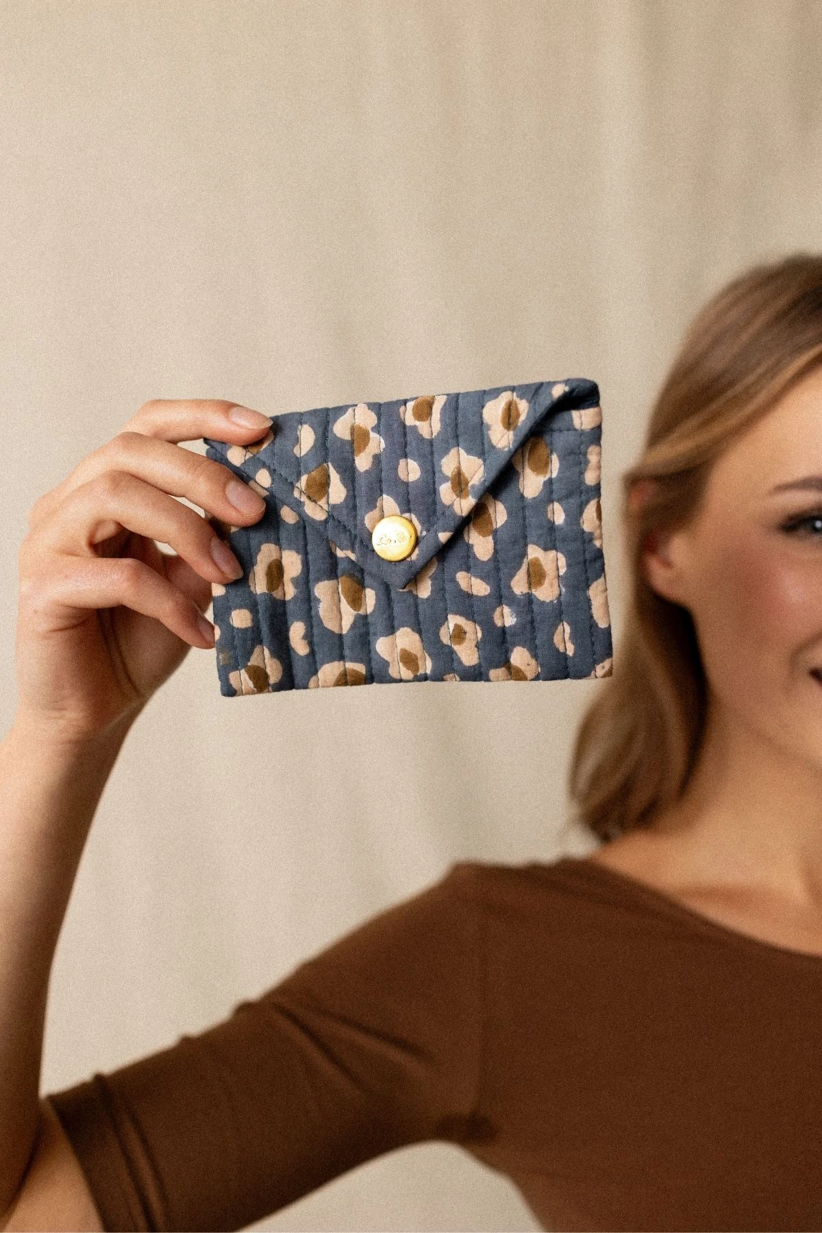 Détail fermeture de l’enveloppe Rava Léopard Météorite