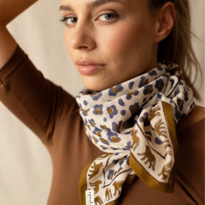 Foulard Léopard Macadamia porté autour du cou pour un look chic