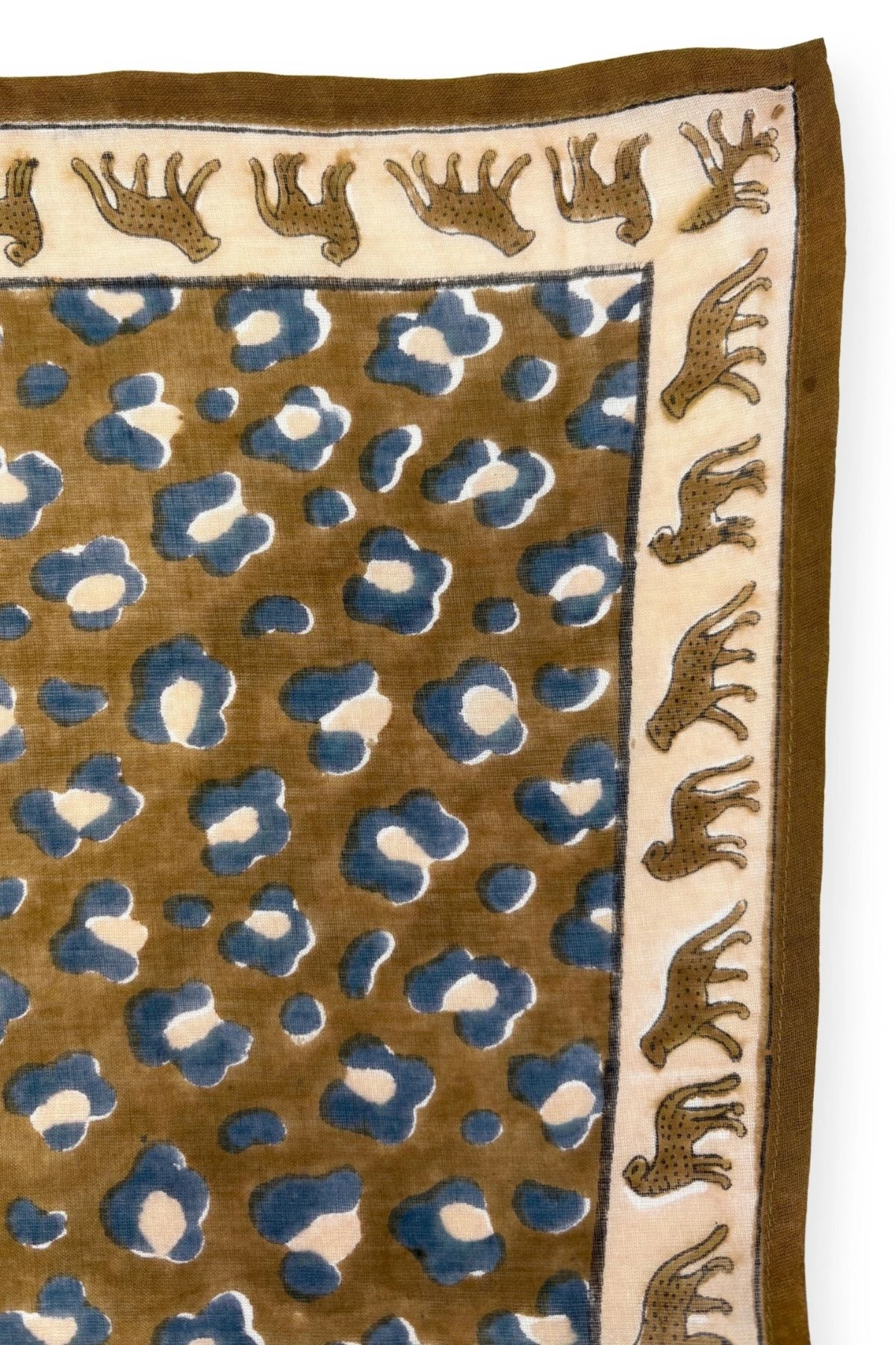 détails motifs Petit foulard coton Dupitta Léopard Tapenade 50x50 cm