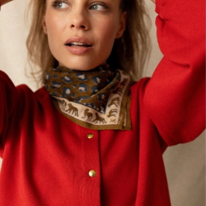 Small foulard Léopard Tapenade noué autour du cou