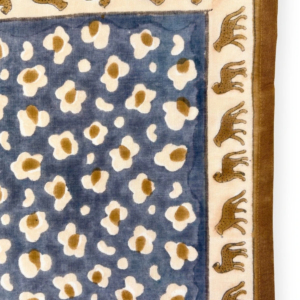 Détails motifs petit foulard léopard météorite